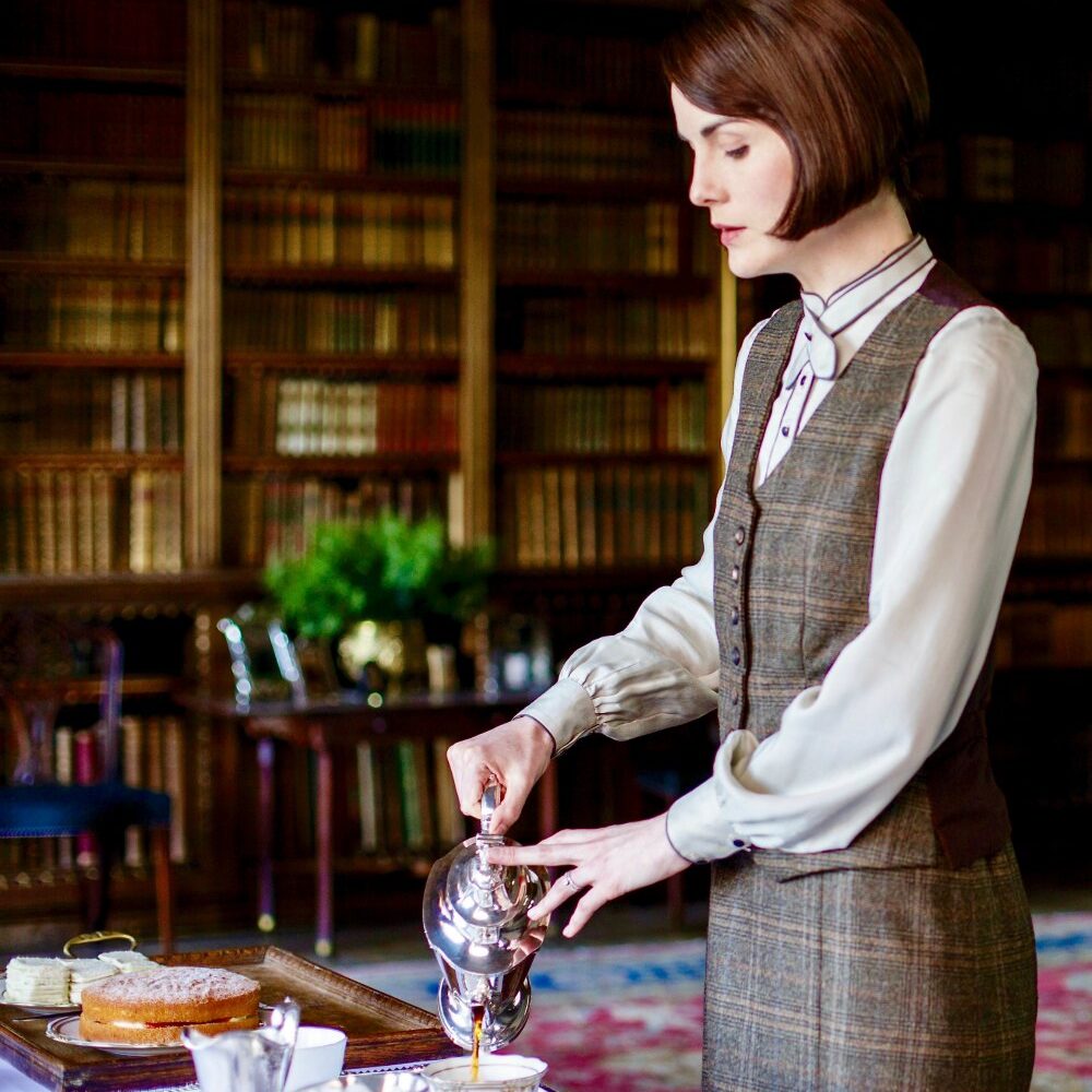 Lady-Mary-pourring-tea©THe-Official-Downton-Abbey-Cookbook-site-1
