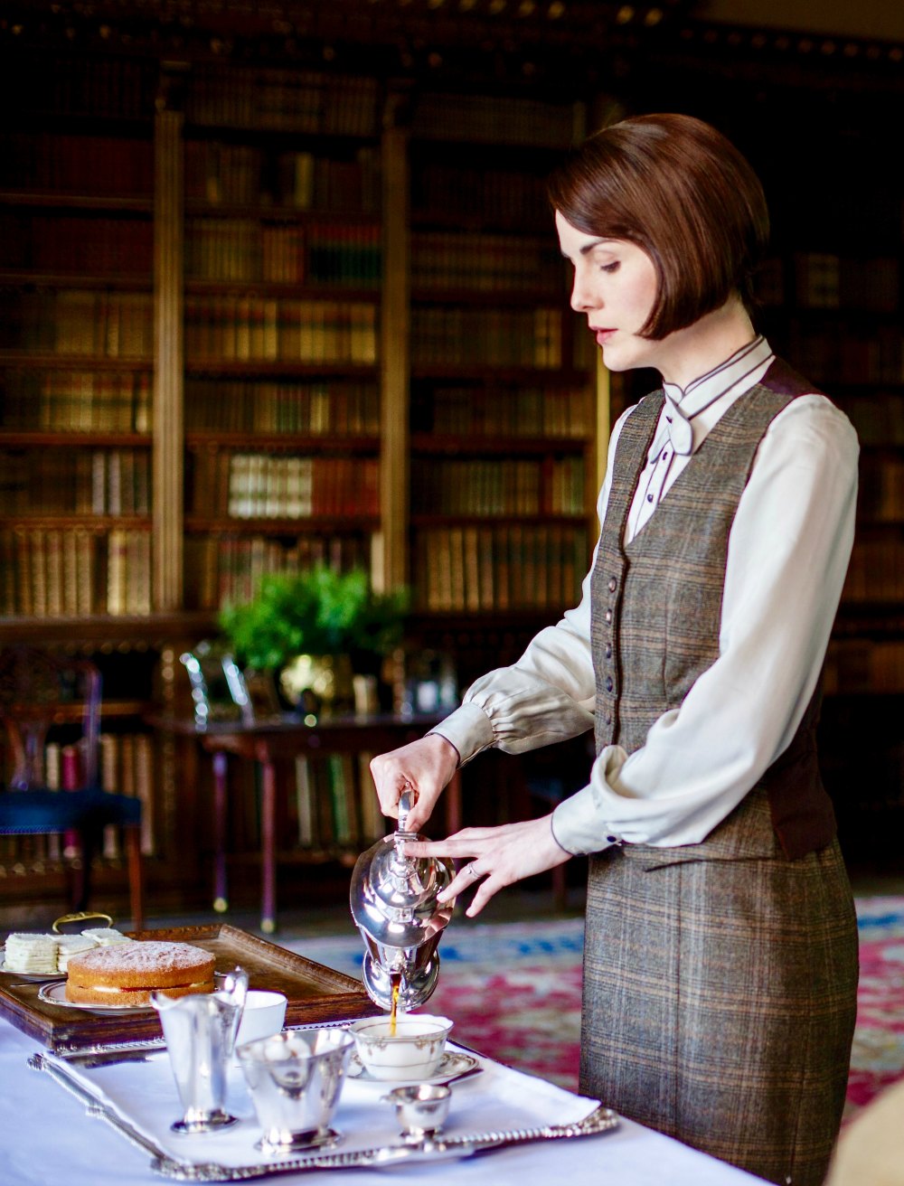 Lady-Mary-pourring-tea©THe-Official-Downton-Abbey-Cookbook-site-1